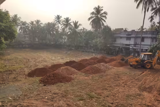 Costruzione del campo da calcio a Edacochin, India