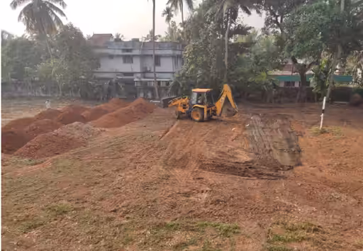 Costruzione del campo da calcio a Edacochin, India